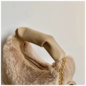 Détail de la texture pelucheuse et de l'anse en cuir plissé du sac à main chameau