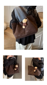 Détail du grand sac cabas en daim marron foncé avec un charmant ours en peluche doux