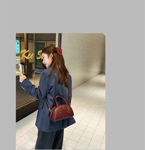 Borsa Boston in pelle bordeaux con doppi manici e tracolla regolabile removibile