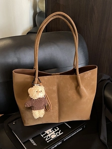 Sac Fourre-Tout Rétro en Cuir PU Mat pour Femmes Sac à Bandoulière Grande Capacité Avec Pendentif Ours Sac à Main Navetteur