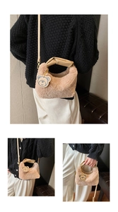 Détails du sac à main en peluche abricot avec lanières en cuir et breloque petit ourson