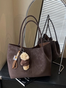 Grand sac cabas en suédine marron foncé avec pendentif ours et longues anses chic