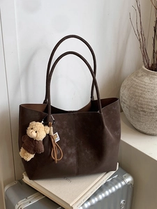 Grand sac cabas rétro en daim marron foncé avec pendentif ours et longues anses