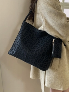 Grand sac cabas léopard avec pochette zippée et texture pelucheuse épaisse pour femme