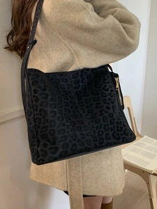 Sac hobo noir à motif léopard avec texture suédée et détails dorés de fermeture éclair