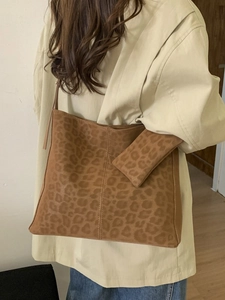 Grand sac fourre-tout à imprimé léopard avec pochette assortie porté en bandoulière