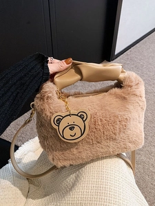 Sac à main tendance en fausse fourrure marron avec poignée plissée et ours