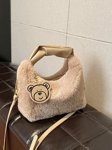 Sac à main plissé en fausse fourrure beige avec pendentif ours et bandoulière