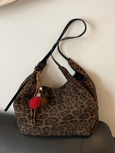 Vintage Leopard Print Large Capacity Tote Bag For Women Suede Shoulder Bag With Furry Ball Pendant Fashion Handbag