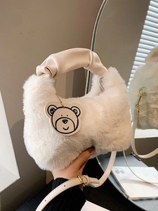 Sac à main en peluche blanche avec poignée plissée et breloque ours via reflet miroir