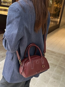 Elegante borsa a mano Boston in pelle bordeaux con trama litchi e dettagli dorati