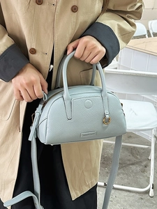 Borsa Boston in pelle azzurra a grana con logo dorato e tracolla regolabile rimovibile