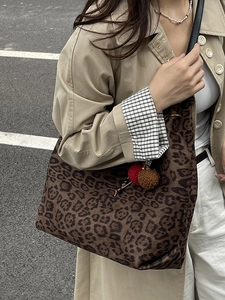 Fashionable leopard print tote bag for women with plush pendants for casual outdoor look