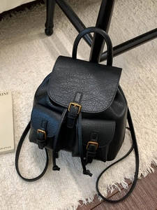 Schwarzer Retro-Lederrucksack mit Kordelzugverschluss und zwei vorderen Schnallentaschen