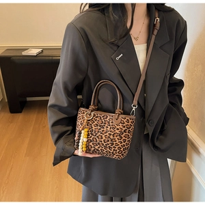 Détail du sac léopard avec bandoulière réglable et breloque à pampille en perles