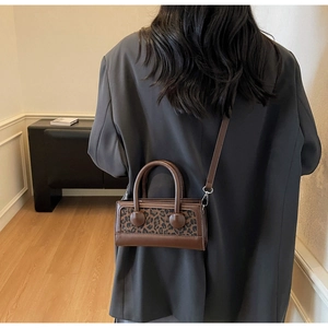 Petit sac à main chic à motif léopard porté en bandoulière pour un look moderne et élégant