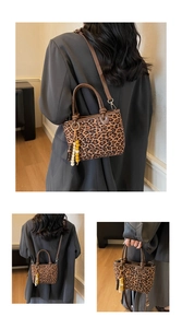 Détail du mini sac cabas léopard avec pompon perlé et bandoulière amovible