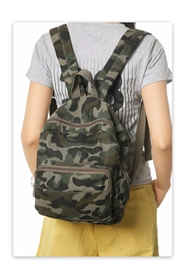 Vue arrière d'un mini sac à dos camouflage sur mannequin en toile de canevas durable