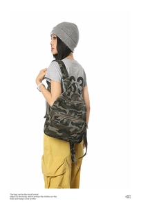 Détail d'un mini sac à dos camouflage avec structure à double zip et style utilitaire outdoor