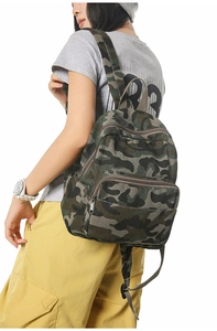 Vue arrière d'un mini sac à dos camouflage sur un modèle montrant la taille et la toile