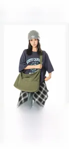 Sac bandoulière en toile vert armée sur mannequin montrant style vintage et taille