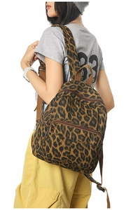 Vue latérale détaillée du mini sac à dos en toile léopard porté par un mannequin en style