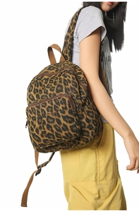 Mini sac à dos imprimé léopard porté par un mannequin en toile avec poches zippées
