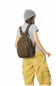 Vue arrière d'un mini sac à dos en toile léopard avec poche frontale et sangles brunes