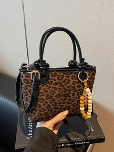 Sac à main minimaliste à imprimé léopard avec anses en cuir verni et breloque en perles