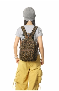 Vue arrière d'un mannequin portant un mini sac à dos en toile léopard avec anses marron