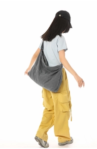 Vue détaillée du sac bandoulière en toile gris anthracite avec large sangle réglable