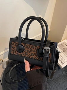 Sac à main rétro motif léopard en cuir noir avec détails en quincaillerie argentée