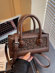 Sac à main chic à imprimé léopard et cuir marron avec poignées et bandoulière