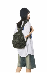 Mini sac à dos imprimé léopard vert porté par un mannequin pour l'ajustement
