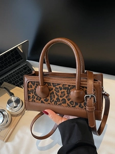 Sac à main marron à motif léopard avec bandoulière réglable dans un cadre de vie quotidien