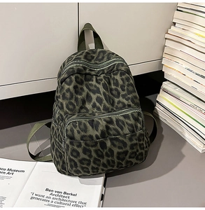 Détail du mini sac à dos avec imprimé léopard vert et matériau en toile résistante