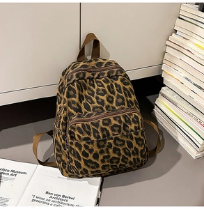Détails du mini sac à dos imprimé léopard avec fermeture éclair double et bretelles