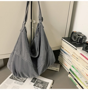 Détail du sac hobo en toile grise avec bandoulière réglable et fermeture éclair