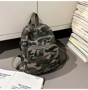 Détail du mini sac à dos en toile camouflage avec bretelles réglables et poche avant