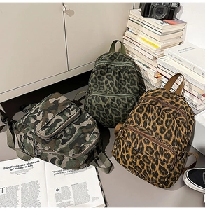 Trois mini sacs à dos imprimés camouflage et léopard avec poches zippées devant