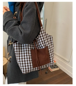 Détail du sac cabas à carreaux en daim avec poche marron et fines bandoulières