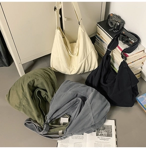 Gros plan de sacs hobo en toile en quatre couleurs avec bandoulières réglables