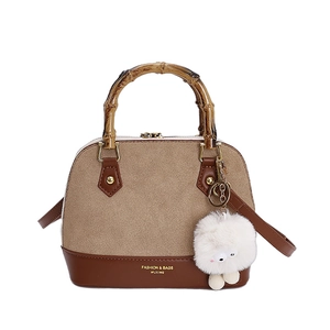 Borsa a conchiglia leopardata con manico in bambù e design patchwork in camoscio