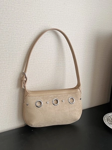 Sac sous le bras rétro en daim beige avec rivets argentés et anneaux en métal pour femme