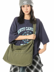 Sac bandoulière en toile vert olive avec large sangle pour un style unisexe décontracté
