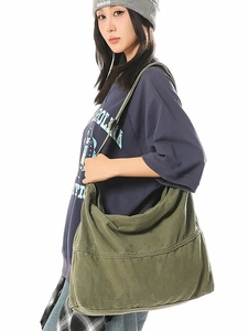 Grand sac bandoulière en toile vert olive avec large sangle pour un style décontracté