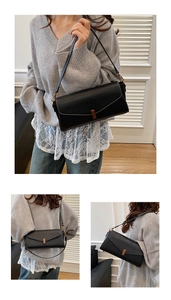 Détails du sac à bandoulière en cuir grainé noir avec d'élégantes ferrures en métal doré