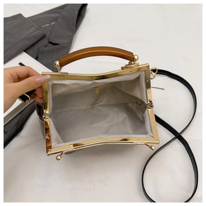 Vue intérieure du sac coquillage léopard avec poignée en bois et fermoir doré chic