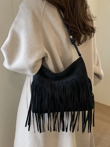 Sac à bandoulière en daim noir avec franges longues et sangle réglable à nœuds