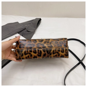 Vue détaillée du fond du sac vintage imprimé léopard en cuir verni brillant élégant
